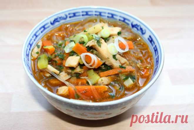 Китайский куриный суп.  
Рецепт ароматного китайского супа с курицей, корнем петрушки, морковью, стеклянной лапшой (Фунчоза), имбирем и соевым соусом.
