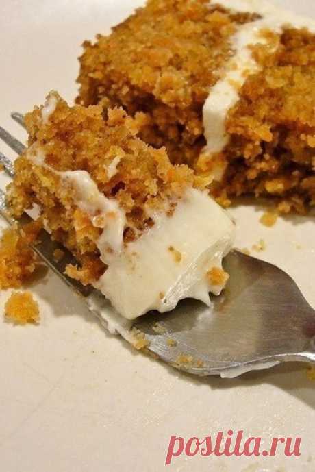 Морковный торт с грецкими орехами и корицей.

Лучшее в морковном торте - первая реакция человека, до этого его не пробовавшего. Каждый раз, когда я готовлю такой огромный торт и предлагаю гостям кусочек, они сначала морщат нос и виновато отказываются. Наверное, во всем виноваты ассоциации с безвкусными морковными запеканками, которыми нас всех кормили в детском саду на полдник. И лишь когда удается настоять и попросить гостей попробовать хотя бы кусочек, их скептицизм тут ...