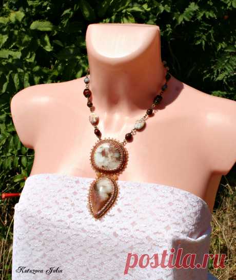 Кулон  &quot;Аutumn flavor&quot;  выполнен с использованием натуральных камней : кабошоны – родонит в кварце, бусины агата.
Кулон вышит японским бисером.
Обратная сторона подшита коричневой кожей.
Размер кулона 11 х 5см, длина 40см.