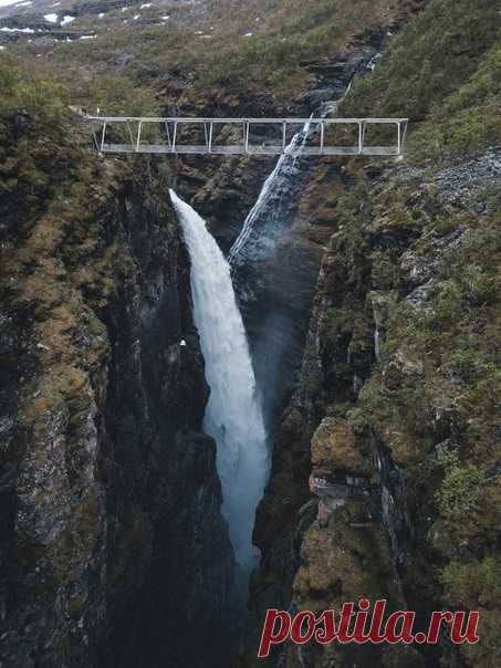 «Над пропастью» Мост Горса и водопад Gorzifossen, Норвегия. Снимала Наталья Летунова: nat-geo.ru/community/user/208588/.