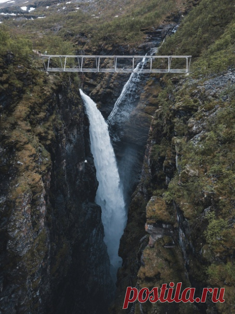 «Над пропастью» Мост Горса и водопад Gorzifossen, Норвегия. Снимала Наталья Летунова: nat-geo.ru/community/user/208588/.
