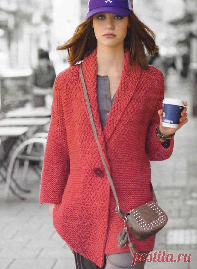 Красный жакет с шалевым воротником.