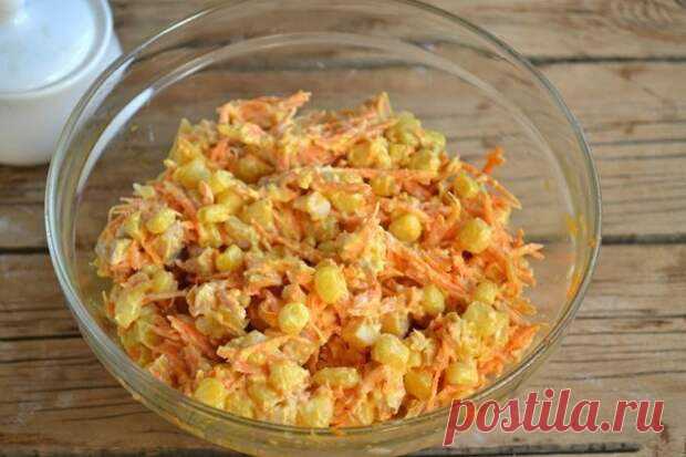 Салат с корейской морковкой и копченой курицей. - Хозяин и Хозяюшка - медиаплатформа МирТесен Лучшие рецепты Повара Салат с корейской морковкой и копченой курицей.Ингредиенты:• Морковь по-корейски — 400 Грамм• Копченый окорок — 1 Штука• Кукуруза консервированная — 200 ГраммПриготовление:Как приготовить 