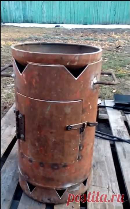 Печь под казан из газового баллона Приветствую самодельщиков. Если вы занимаетесь выездом на природу или просто у вас есть дача, то для такого дела вам кране необходима портативная печь, на которой можно что-то сварить или поджарить. Лучшим исходным материалом для такой печи можно считать старый газовый баллон. Так что если у вас их
