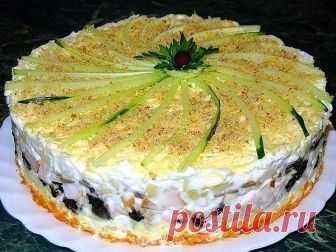 Слоеный закусочный торт с копчёной курицей, черносливом и шампиньонами

Ингредиенты:
- копчёная курица – 400 г
- чернослив – 100-150 г
- грецкие орехи – 100 г
- морковь – 2 шт.
- картофель – 4 шт.
- яйца – 4 шт.
- сыр (твёрдый) – 300 г
- шампиньоны – 250 г
- 1 ст. л. растительного масла для жарки шампиньонов
- соль
- майонез или подсоленная и сдобренная специями густая сметана
Для украшения:
- половина свежего огурца
- 3 ст. л. хорошо измельчённых грецких орехов
- веточка ...