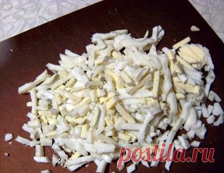 Нежный и легкий салатик "Ветка Сакуры"

Ингредиенты:
- 500 гр куриной грудки
- 1 банка ананасов кусочками (340 гр)
- 1 банка кукурузы
- 4 яйца
- 1 луковица
- 50 гр сыра
- майонез
- 2 зубчика чеснока (по желанию)

Приготовление:
1. Курицу и яйца сварите и остудите, начнем с украшений. Нужно нарезать цветочков, для этого маленьким ножичком, воткнутым в белок, мелкими шажочками проходите по спирали, чтобы получались такие ребристые «пуговки».
2. Оставшиеся яйца нарежьте. Кури...