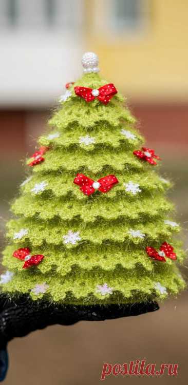 PDF Новогодняя искрящаяся ёлка крючком. FREE crochet pattern; Аmigurumi doll patterns. Амигуруми схемы и описания на русском. Вязаные игрушки и поделки своими руками #amimore - новогодняя ёлка, ёлочка, дерево, Новый год.