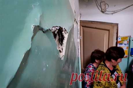 Россиянам из одного ветхого дома предложили переехать в другой ветхий дом. Жителям Владимира предложили переехать из одного аварийного дома в другой аварийный дом. Администрация города захотела переселить россиян в здания из старого жилого фонда с ветхим ремонтом. По словам горожан, эти постройки в ближайшее время могут стать опасными для жизни.