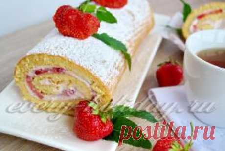 Бисквитный рулет с творожным кремом и клубникой: рецепт