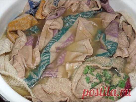 СТИРАЕМ КУХОННЫЕ ПОЛОТЕНЦА
Итак:
на ведро КИПЯЩЕЙ воды
- 2 столовые ложки подсолнечного масла,
- 2 столовые ложки сухого отбеливателя ( самого простого 