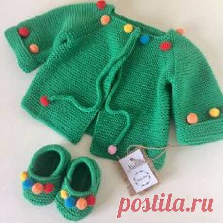 Bir kere daha çok severek ördüğüm yeşil ponponlu hırkamız bu sefer makosen patiklerinide ekledik minik prenses için yola çıkmaya hazır