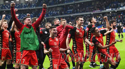 Крушение фаворитов: «Урал» и «Пари НН» проиграли дома первые стыковые матчи за право остаться в РПЛ. «Урал» и «Нижний Новгород» потерпели сенсационные домашние поражения в первых стыковых матчах за право принять участие в следующем сезоне РПЛ. Екатеринбуржцы позволили «Акрону» дважды отличиться в середине второго тайма и не смогли организовать даже подобие навала. В свою очередь, нижегородцы не справились с «Арсеналом», ещё до перерыва дважды пропустив после розыгрыша угловых. При этом…