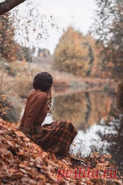 #alchemy_beautiful

Тонкие паутинки начинают отблескивать на солнце, и над водой, в полусонной дымке, вдруг ни с того ни с сего срываясь с места, начинают взлетать утки – готовятся к путешествию в тёплые страны.
С крыши дома-на-семи-ветрах Ванильный Некромант ревниво следит за тем, как птицы поднимаются в воздух.
Ему кажется, что пробило время летать.

© Лена Тулинова цикл «Ванильный некромант»