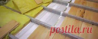 Черновой пол в деревянном доме
В данной статье мы расскажем, как сделать черновой пол в деревянном доме своими руками. Как правило, в деревянных домах (неважно, из бруса или бревна) делают деревянные черновые и чистовые полы. Черновой пол может быть и бетонным, но пока что мы не будем затрагивать его монтаж. 
В принципе, монтаж чернового пола в деревянном доме не отличается от монтажа чернового пола в кирпичных или монолитных домах. Основное различие в креплении лаг (или балок) к стенам из бру