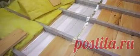 Черновой пол в деревянном доме
В данной статье мы расскажем, как сделать черновой пол в деревянном доме своими руками. Как правило, в деревянных домах (неважно, из бруса или бревна) делают деревянные черновые и чистовые полы. Черновой пол может быть и бетонным, но пока что мы не будем затрагивать его монтаж. 
В принципе, монтаж чернового пола в деревянном доме не отличается от монтажа чернового пола в кирпичных или монолитных домах. Основное различие в креплении лаг (или балок) к стенам из бру