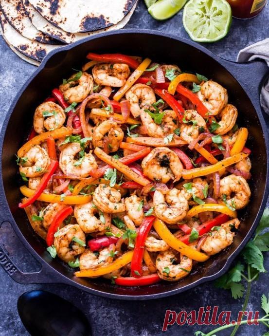​Фахитас с креветками Ингредиенты:Крупные креветки, очистить, удалить хвосты — 450 гПорошок чили — 1 ч. л. Соль — 1 ч. л.
Тмин — ¼ ч. л. Чесночный порошок — ¼ ч. л. Копчёная паприка — ¼ ч. л. Оливковое масло — 2 ст. л.
Красный перец, тонко...