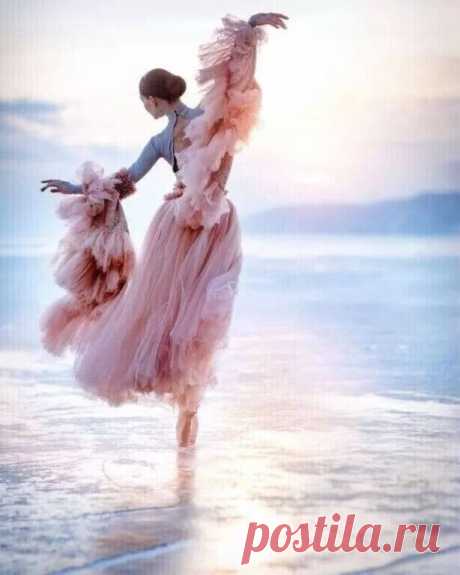 Ты обречен быть собой. Этот факт оставляет свободу рисовать что угодно, ведь изображаем-то мы только себя. Почерк. Походка. Выбранный тобой фарфоровый сервиз. Всё выдает. Все твои дела выдают твою руку. 
Всё — автопортрет. 
Всё дневник. 

Чак Паланик. Дневник