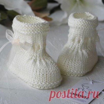 Пинетки спицами
Размер: 10 сантиметров по стопе
Пряжа 125 м/50 г, спицы номер 3
_______________________________
Набрать на спицы 30 петель.
Первую кромочную снимаем, последняя кромочная провязывается изнаночной петлей.
1 ряд: кромочная, 28 лицевых петель, кромочная.
2 ряд: кромочная, 1 лицевая петля, накид на себя, 12 лицевых петель, накид от себя, 2 лицевые петли, накид на себя, 12 лицевых петель, накид от себя, 1 лицевая петля, кромочная = 34 петли.
3 ряд: все петли лицевые. Накиды провязывае