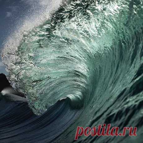 Light thru water. 
Shot with @aquatech_imagingsolutions #canonphotos #benthouard