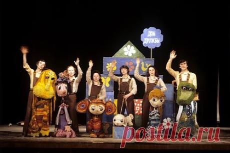 В Челябинске проведут экскурсию по Театру Кукол. В Челябинском государственном Театре Кукол состоится ночная лекция-экскурсия «Все тайны театра кукол». Посетителей проведут по сцене и за кулисами, а также покажут кабинет главного художника театра, костюмерную, столярный и бутафорские цеха. Гидом выступит артист Тимур Ахмедов.