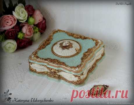 Купить Шкатулочка "Прекрасная Маркиза" в интернет магазине на Ярмарке Мастеров Купить или заказать Шкатулочка &quot;Прекрасная Маркиза&quot; в интернет магазине на Ярмарке Мастеров. С доставкой по России и СНГ. Материалы: дерево, мдф, лепнина, металлическая&hellip;. Размер: 17х17х5 см (без учета верхней накладки)