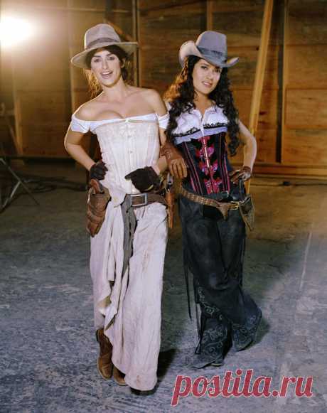 Пенелопа Крус (Penelope Cruz) и Сальма Хайек (Salma Hayek) в фотосессии для фильма Bandidas (2006)