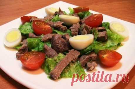 Салат с говядиной, помидорами и яйцами.