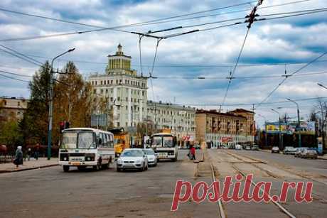 В Казани отремонтировали две улицы. В жилом массиве Отары в Казани отремонтировали две улицы — Поперечно-Отарская и Центрально-Отарская. Так, работы по нацпроекту «Безопасные качественные дороги» выполнены от улицы Южно-Промышленная до улицы Центральная. Они охватили участок протяженностью 2,2 километра.