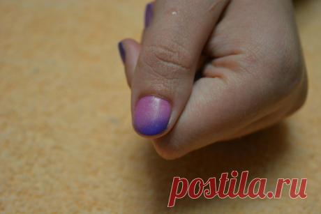 Работа: европейский не обрезной маникюр, покрытие термическим гель-лаком в 2 слоя. Термический гель-лак меняет цвет от температуры, теплый-розовый, прохладный-фиолетовый. Особенно красиво смотрится когда прохладно на улице и кончики ногтей темнеют, смотрится как французский из розового переходящий в фиолетовый. Очень эффектно.