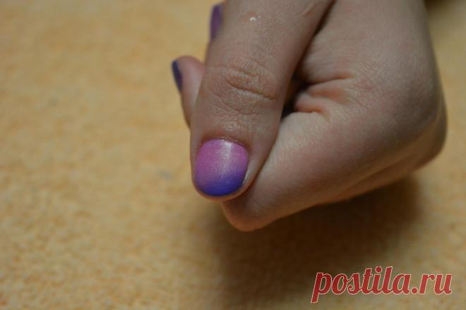Работа: европейский не обрезной маникюр, покрытие термическим гель-лаком в 2 слоя. Термический гель-лак меняет цвет от температуры, теплый-розовый, прохладный-фиолетовый. Особенно красиво смотрится когда прохладно на улице и кончики ногтей темнеют, смотрится как французский из розового переходящий в фиолетовый. Очень эффектно.