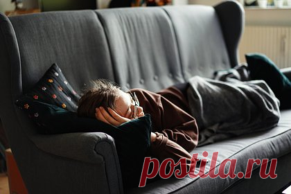 Россияне рассказали о самых популярных отговорках для прогула работы. Каждый шестой россиянин обманывал работодателя, чтобы пропустить работу. Чаще всего они использовали в качестве отговорок болезни или семейные обстоятельства. Более всего склонны к пропуску работы юристы и работники сферы PR, рекламы и маркетинга. За прогул работы при этом чаще стыдно женщинам, нежели мужчинам.