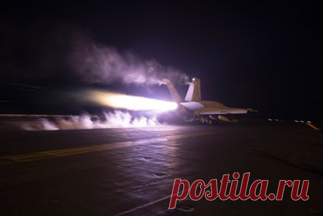 США нанесли удары по двум ракетам хуситов. США нанесли удары по двум мобильным противокорабельным крылатым ракетам йеменских ополченцев-хуситов, подготовленным для атак в Красном море. Об этом сообщили силы Центрального командования США (CENTCOM). В заявлении подчеркивается, что такие действия «защитят свободу судоходства».