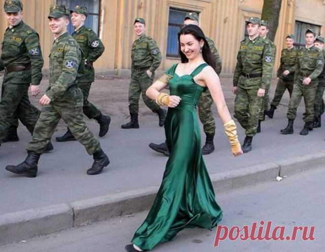 Армейские приколы (37 фото) | Чёрт побери Служившие в армии с лихвой познали все тонкости армейской жизни. Но, несмотря на то, что армия это довольно серьезное место и суровые люди в форме шутить не любят, там все равно найдется то, над чем можно посмеяться от всей души. Смотрим фото, вспоминаем свои армейские будни, если они у вас были, или познаем их, если их у вас не было или они только вам предстоят. ***** ***** ***** ***** ***** ***** ***** ***** ***** ***** ***** ***...