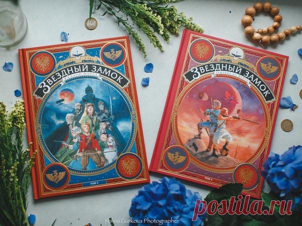 Продолжение «Звездного замка» вышло из печати Долгожданные «Рыцари Марса» и «Земляне на Марсе» уже и нас в руках (блаженно вдыхаем запах типографской краски). Грандиозное продолжение одной из наших самых красивых и динамичных серий комиксов. И главное, уже на следующей неделе вы сможете не только приобрести его, но пообщаться с самим авторов и даже взять у него автограф. Да, мы хорошо подготовились возвращению любимых героев «Звездного замка». «1870-й год... И судьба Земли решается на Марсе!…