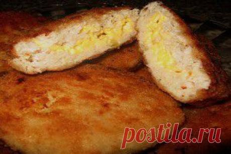 КОТЛЕТЫ С НАЧИНКОЙ !!!  **Куриные котлеты -просто и быстро, а начинка придаст  новые вкусовые нотки. *Фарш: куриное мясо, лук 1шт, булочка (предварительно замоченной в молоке) -в мясорубку. Добавим яйцо, соль,  перец. Сыр 100г -на терку.  *В середину кладем ложку сыра, формируем котлету, обваляем в панир/сухарях. *Жарим с обеих сторон, при закр/крышке.*Подаем горячими с гарниром, соусом или салатом.
