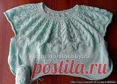 Кофточка с круглой кокеткой
Вязать кофточки спицами сверху вниз с круглой кокеткой очень удобно и быстро. Выберите для вязания кокетки ажурный узор, расширяющийся вниз, он эффектно украсит кофточку. Кофточки при таком способе вязания – цельновязанные, без швов, они хорошо сидят, к тому же в процессе вязания вещь можно примерить и подогнать по фигуре. 
Для вязания кофточки использована тонкая акриловая пряжа (280м/50гр), ушло 200 гр, круговые спицы № 2,5. 
Кокетку начинайте вязать от горловины