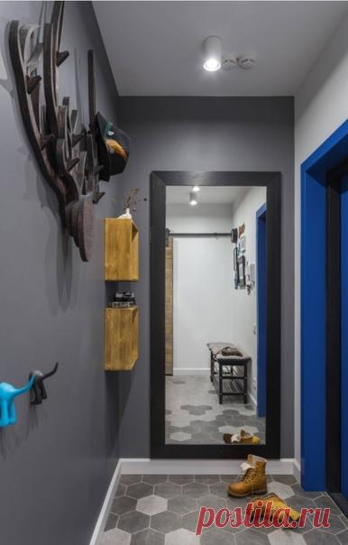 Прекрасная прихожая с синей дверью. Зеркало расширяет пространство.