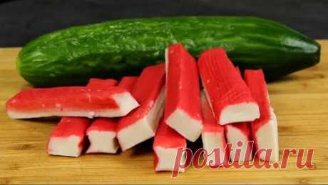 Быстрый и Самый Вкусный Салат с Крабовыми Палочками Нежность Очень нежный и весенний салат с крабовыми палочками!  Готовить очень просто!
Рецепт:
Крабовые палочки - 200 г
Лимонный сок - 1 ст.л.
Яйца - 5 шт
Огурцы - 1 шт
Зеленый лук
Укроп
Плавленый сыр - 2 шт
Майонез - 100 г