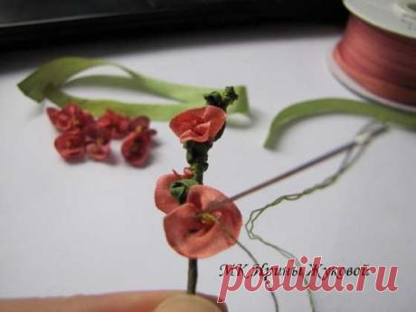 Мастера рукоделия - рукоделие для дома. Бесплатные мастер-классы, фото и видео уроки - Мастер-класс по вышивке лентами: Панно &quot;Цветы в ретро&quot;. Мальва и дельфиниум