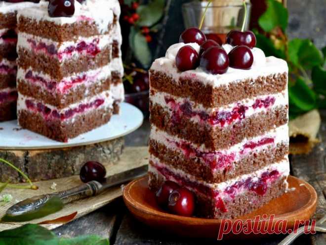 Шоколадный торт с вишней и творожным кремом.