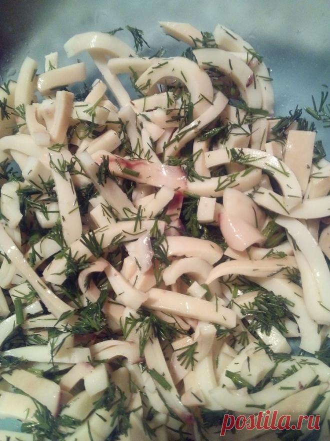 Салат с кальмарами к Новому году - Простые рецепты Овкусе.ру