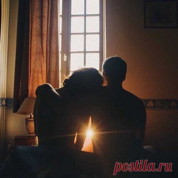 Где то между мной и тобой.. 
В неловких движениях, между строчек... поселилась Осень, играет джаз, дождь умывает усталый 
Город...и шаркает старый седой трамвай... 
Где-то между мной и тобой, встречные полосы, светофоры, мы летим на скорости 220 и ловим губами пьянящий воздух, крики постой, постой... 
Весна и пустой бумажник...давно позабытый Май!
Где-то между мной и тобой - чувств неоткрытых космос, планета моя тебя ждёт, с тех пор, как на ней взошла роза и Лис все считае...