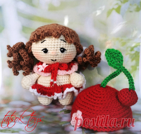 PDF Малышка Вишенка крючком. FREE crochet pattern; Аmigurumi doll patterns. Амигуруми схемы и описания на русском. Вязаные игрушки и поделки своими руками #amimore - маленькая кукла в наряде ягоды вишни, пупс в костюме вишенки, куколка, пупсик, девочка.