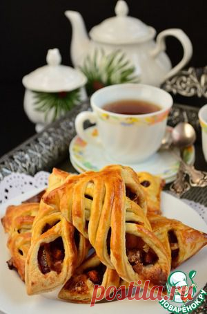 Слойки мега хрустящие со сливами - кулинарный рецепт