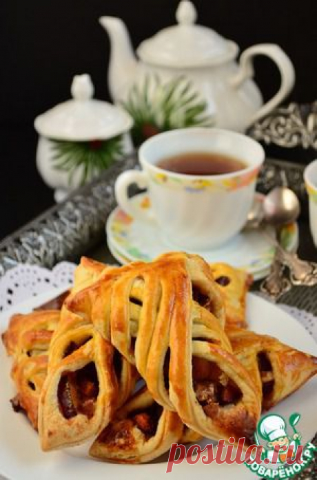 Слойки мега хрустящие со сливами - кулинарный рецепт