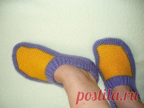 Тапочки

Тапочки? Легко!
1. набрать 51 петлю.связать резинку 8 рядов.делим на 3 .вяжем середину(17 петель) платочной вязкой(желтая нить) 42 ряда
2. набрать с боков 21 петлю и вяжем основным цветом 14 рядов платочной вязкой(глубина башмака)
3. вот так должно быть когда провязали башмак
4. теперь вяжем подошву на 17 средних петлях(можно платочной или чулочной) прихватываем поочерёдно по 1 петле с двух сторон. вяжем до конца пока на спице не останется 17 петель.
5. набрать с ...