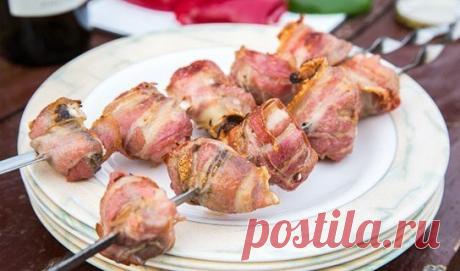 ШАШЛЫК ИЗ ГРИБОВ С НАЧИНКОЙ
Можно готовить из шампиньонов или белых грибов. Можно по желанию даже из маринованных сделать. В любом случае получится вкусно. 

ВАМ ПОНАДОБИТСЯ:
шампиньоны - 300г;
творожный сыр (с зеленью) - 1 упаковка;
бекон - 1 упаковка.

Из грибов вырезаем ножки, чистим. Ножки мелко рубим и добавляем в начинку.

Каждую грибную шляпку начиняем 1-2 ч.л. творожного сыра.
Оборачиваем тонким ломтиком бекона. Необходимо, чтобы грибная шляпка была полностью закры...