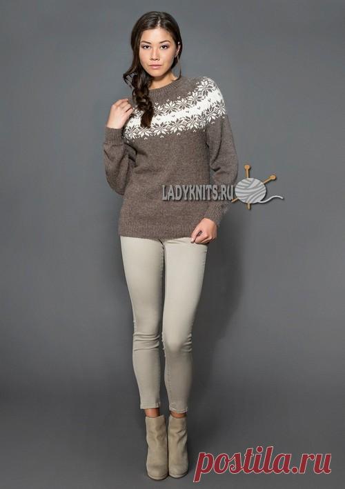 Вязаный спицами джемпер с цветочным узором на кокетке, описание и схема