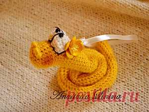 Мастер-класс : Вязаная крючком змея | Журнал Ярмарки Мастеров Здравствуйте дорогие коллеги:) Я никогда не делала мастер-классов и решила попробовать себя в новом амплуа, а заодно помочь нуждающимся в создании маленького, но милого шедевра :)