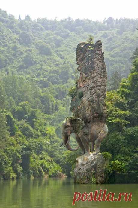 Stunning Elephant Rock sculpture, India | HoHo Pics